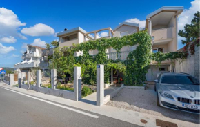 Beautiful Apartment In Pirovac With Lake View